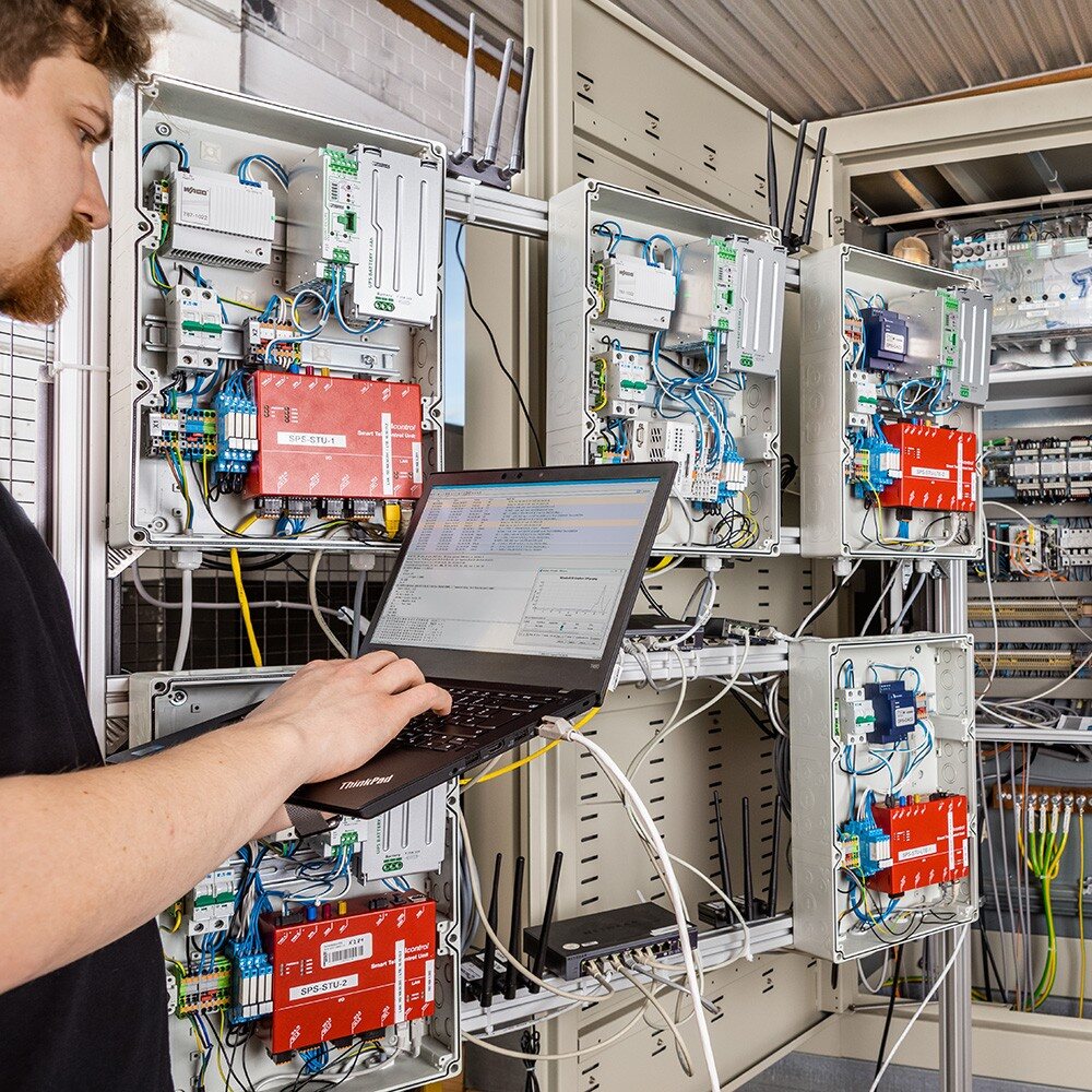 Offene Schaltschränke und digitale Komponenten einer Testumgebung für Ortsnetzstationen.