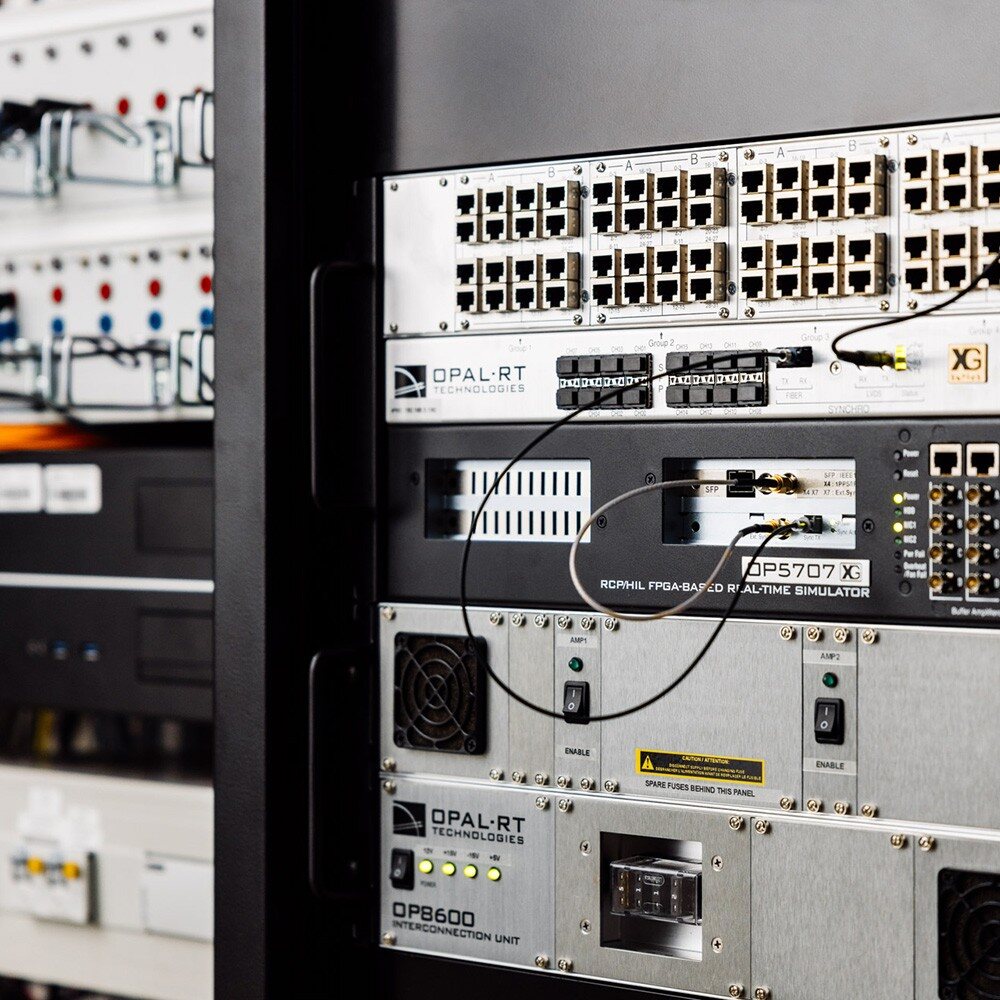 Detailaufnahme eines Hardware-in-the-Loop-Testsystems mit Netzwerkschnittstellen und Echtzeit-Hardware.