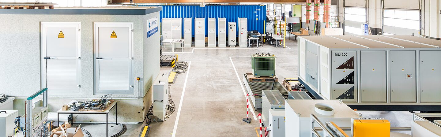 Panoramablick in die Versuchshalle des Fraunhofer-Zentrums Digitale Energie mit Testaufbauten für digitale Stromnetztechnik.